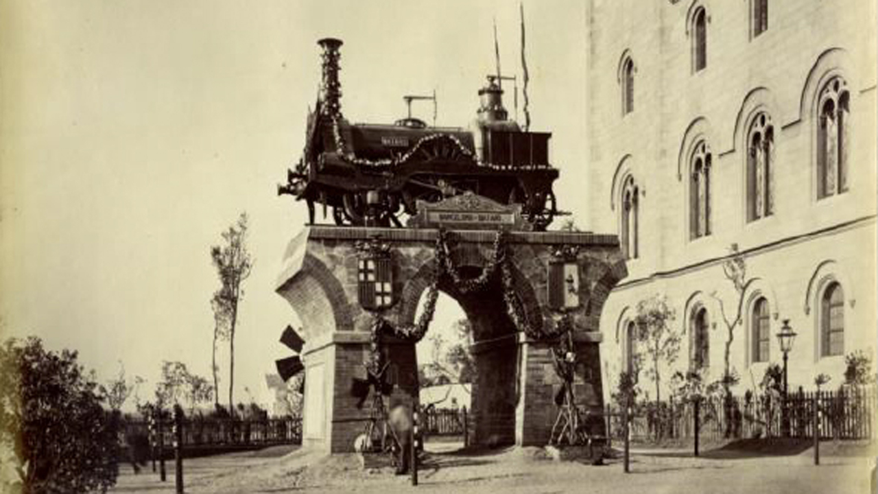 Locomotora Mataró original a davant de la Universitat de Barcelona, 1877
