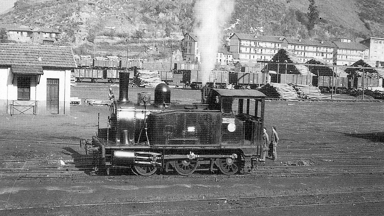 Locomotora 030-0233 a l'estació d'Ujo, 1958 (preservada al Museo del Ferrocarril de Asturias)