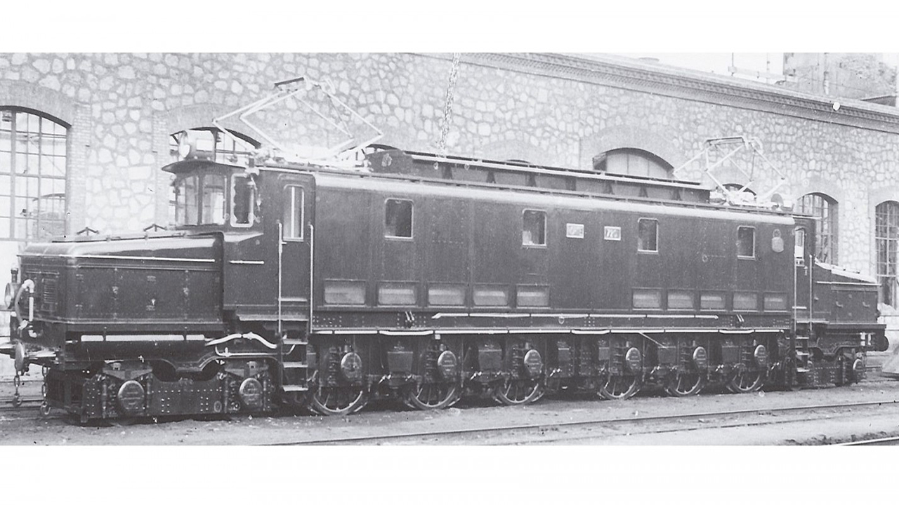 Locomotora Cocodrilo estacionada, meitat segle XX